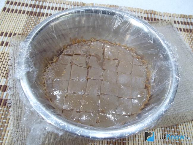 Кофейно-молочное застыло и нарезано