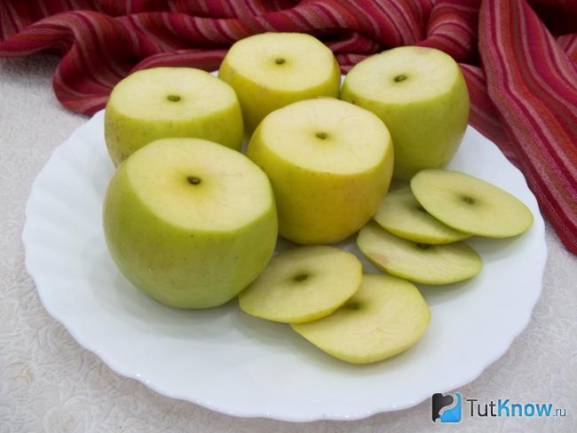 С яблок срезаны крышечки