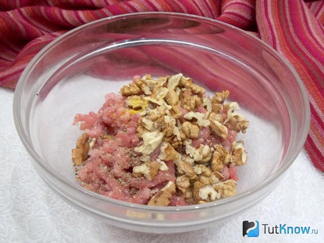 Орехи очищены и добавлены к мясу