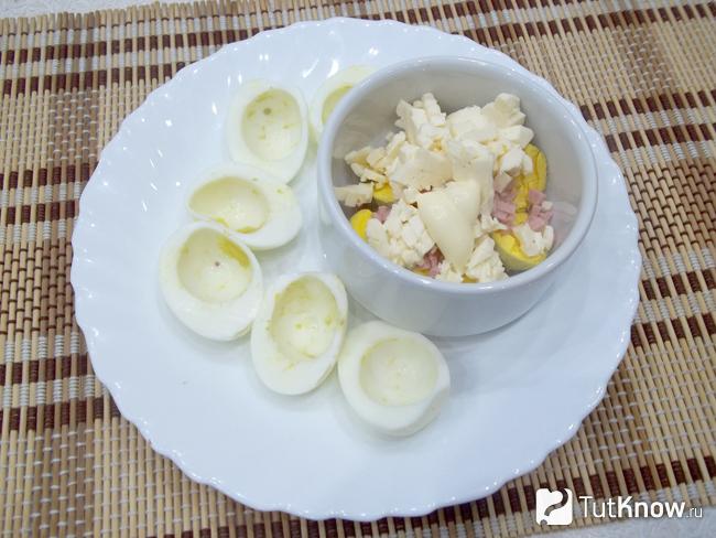 Сыр натерт и добавлен к продуктам