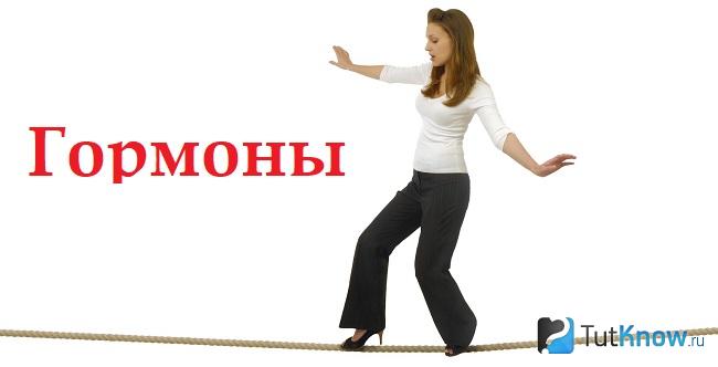 Девушка ходит по канату