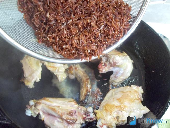 К курице насыпан рис