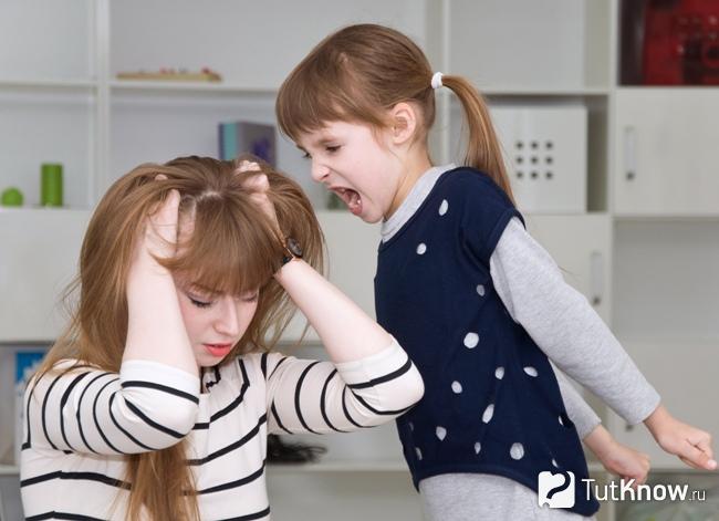 Девочка кричит на маму