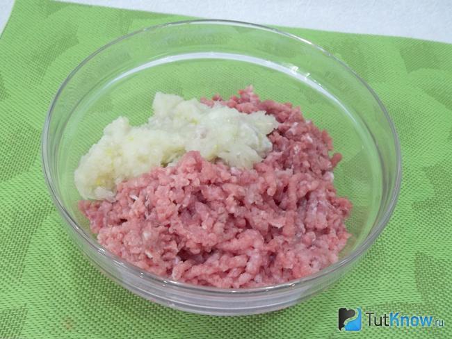 Мясо, лук и чеснок перекручены
