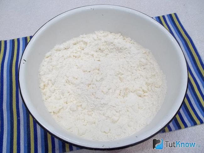Масло перемешано с мукой