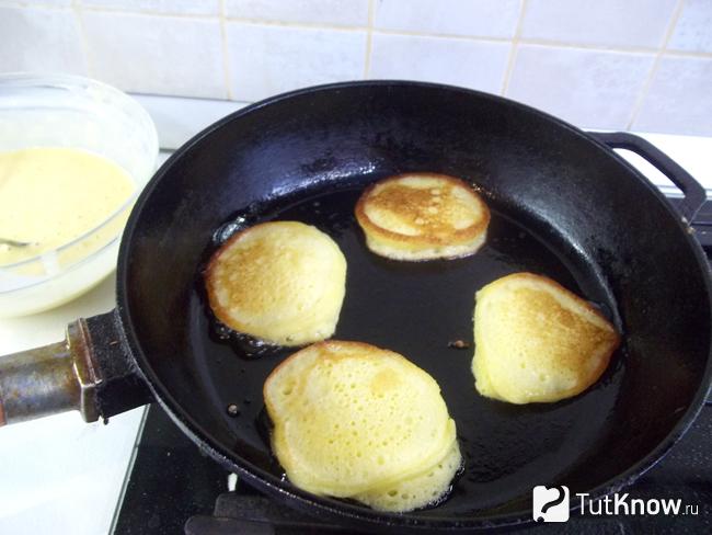 Оладьи пекутся