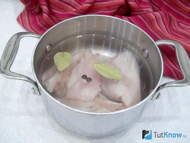 Куриное филе варится