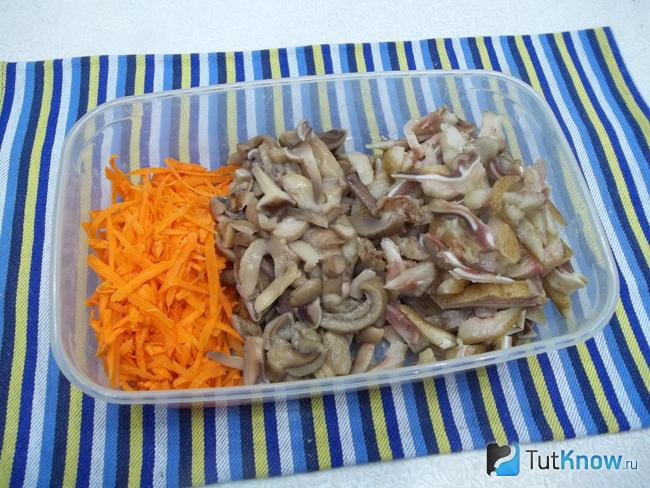 Ушки соединены с морковью и грибами