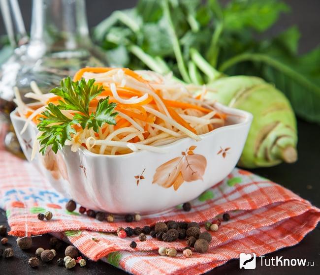 Овощной диетический салат с кольраби