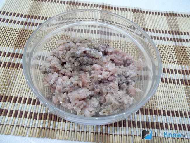Мясной фарш приправлен солью с перцем