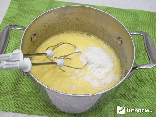 К яйцам добавлена мука