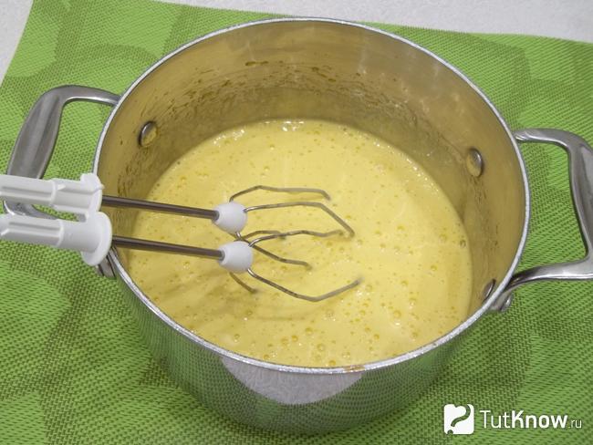 Яйца с мукой взбиты