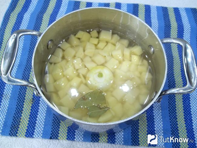 Картофель залит водой