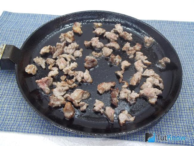 Мясо жарится на сковороде
