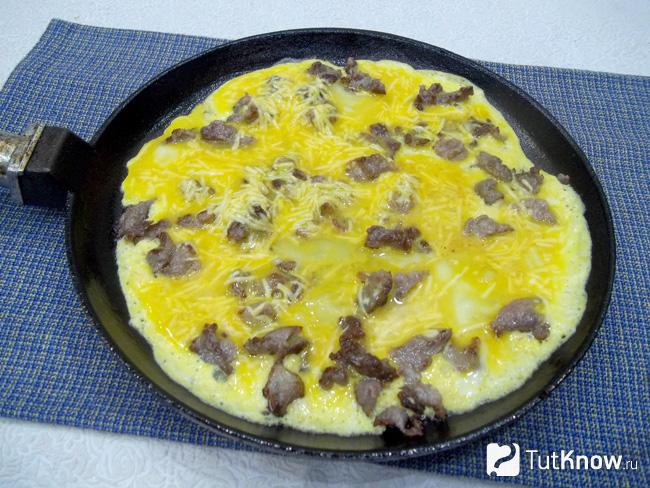 Мясо залито яйцами