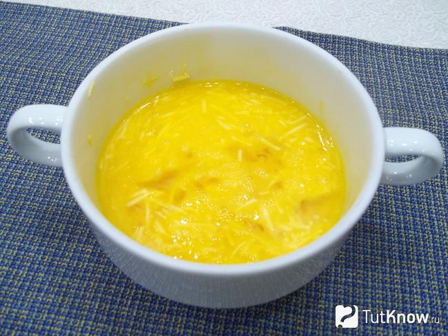 Яйца перемешаны с сыром