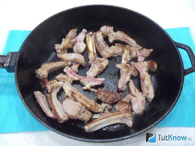 Ребрышки жарятся