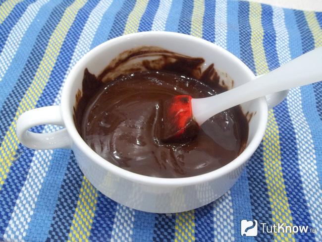 Шоколад и масло перемешаны