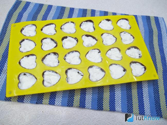Формочки для конфет заполнены творогом