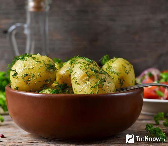 Молодой картофель с маслом и укропом
