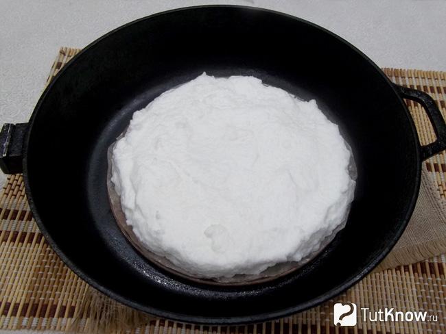 Белковый корж уложен на сковороду
