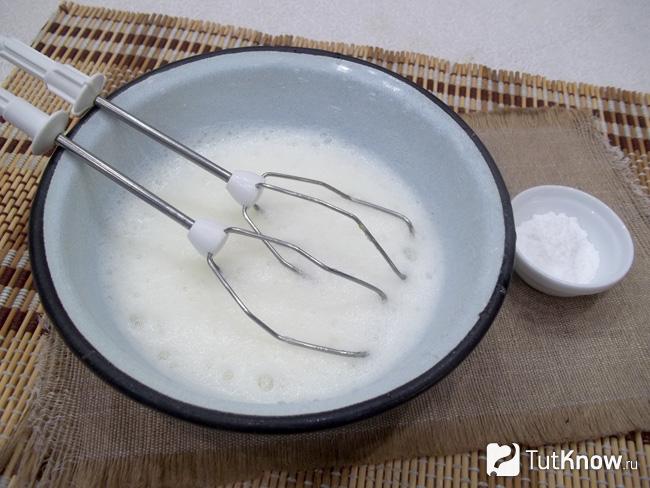 Белки взбиваются миксером