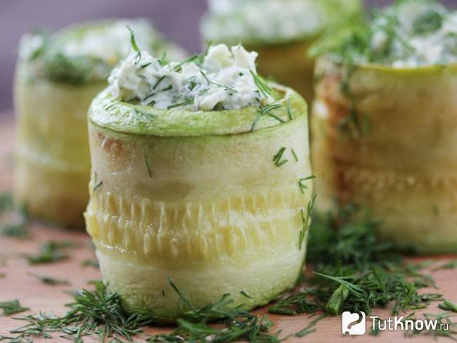 Рулетики из кабачков с курицей — рецепт в духовке