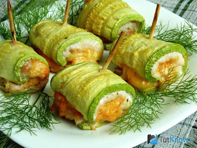 Рулетики из кабачков — рецепт с помидорами