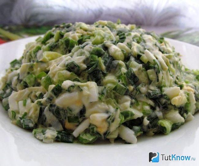 Салат из многоярусного лука с яйцом