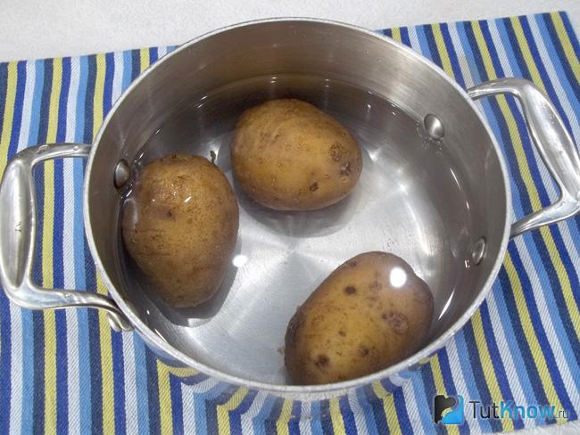 Картофель варится