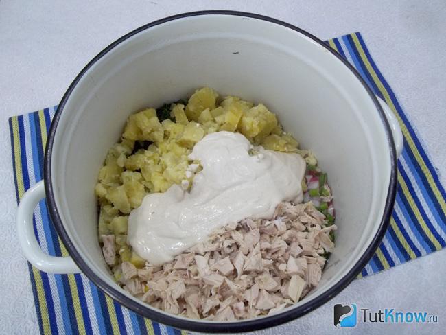 Продукты сложены в кастрюлю и заправлены соусом