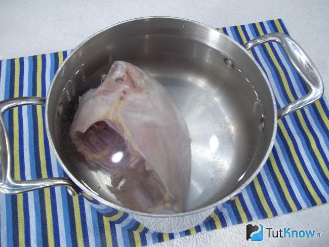 Курица варится