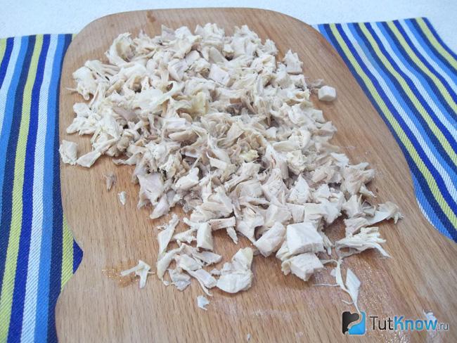 Курица нарезана