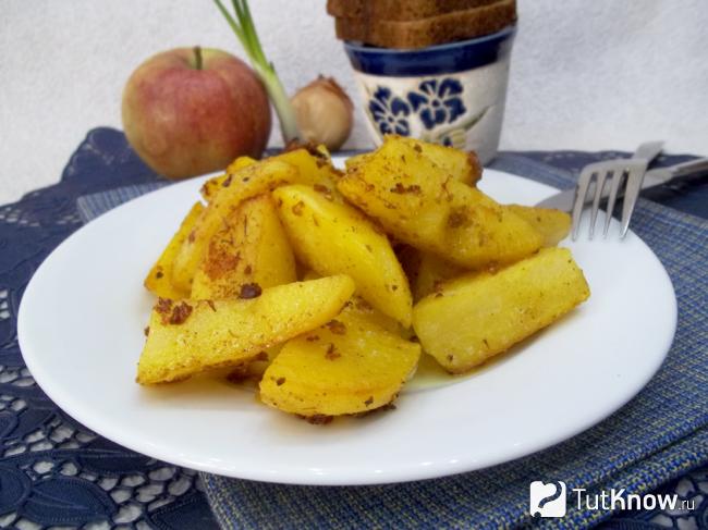 Готовый запеченный картофель с чесноком в духовке