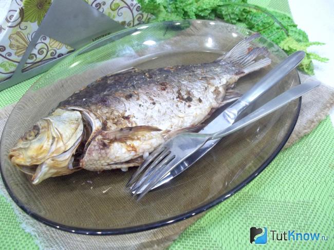 Готовый карась запеченный в духовке целиком