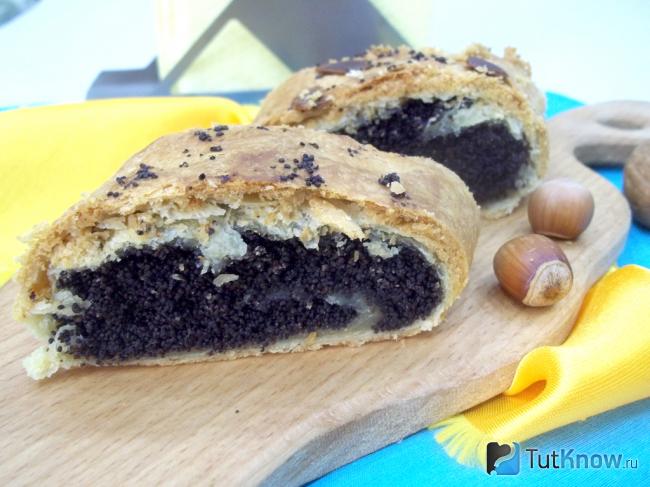 Готовый рулет с маком из слоеного теста
