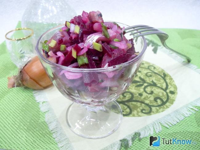 Готовый салат с селедкой и свеклой