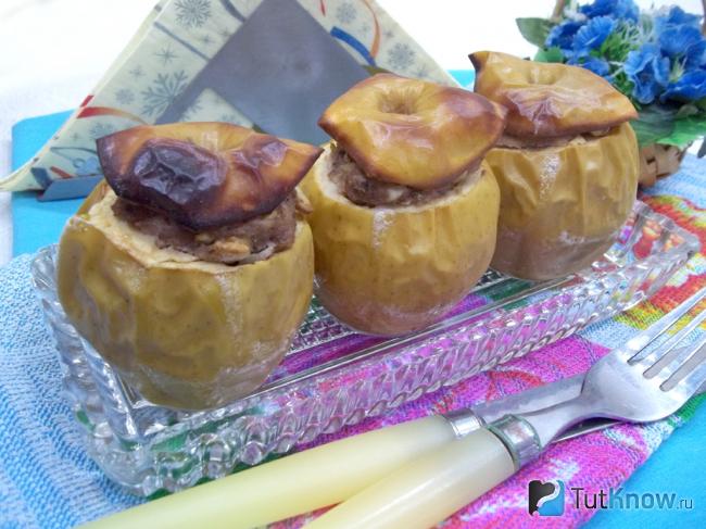 Готовые яблоки фаршированные мясным фаршем