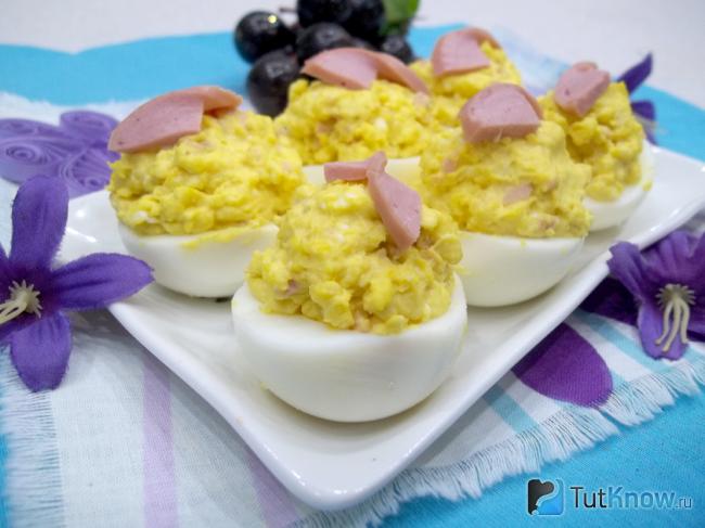 Готовые яйца фаршированные сыром и сосисками