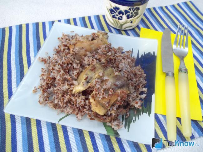Готовое ризотто с курицей, белым вином и красным рисом