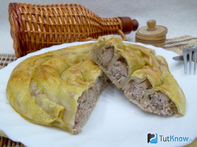 Готовый итальянский пирог-улитка с мясом