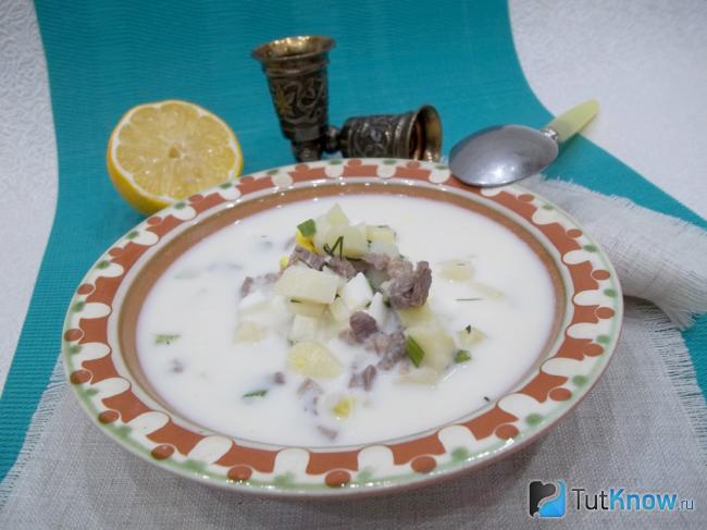 Готовая окрошка с лимоном и замороженными овощами