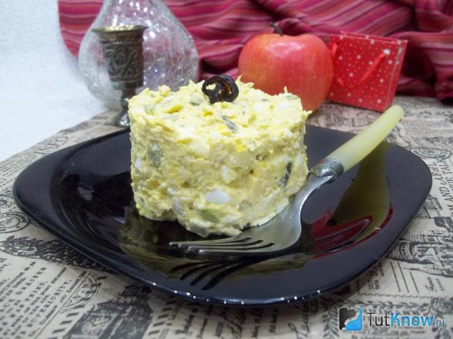 Готовый салат из курицы, яиц, сыра и огурцов
