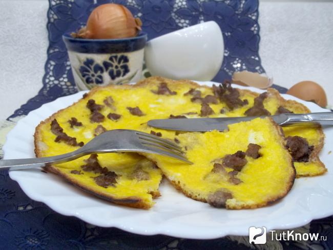 Готовый омлет с мясом и сыром