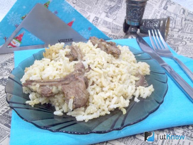 Готовые бараньи ребрышки с рисом