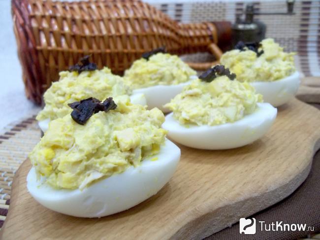Готовые фаршированные яйца курицей и сыром