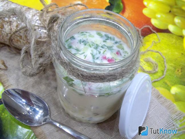 Готовая окрошка с курицей на бульоне