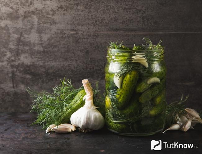 Маринованные корнишоны в банке