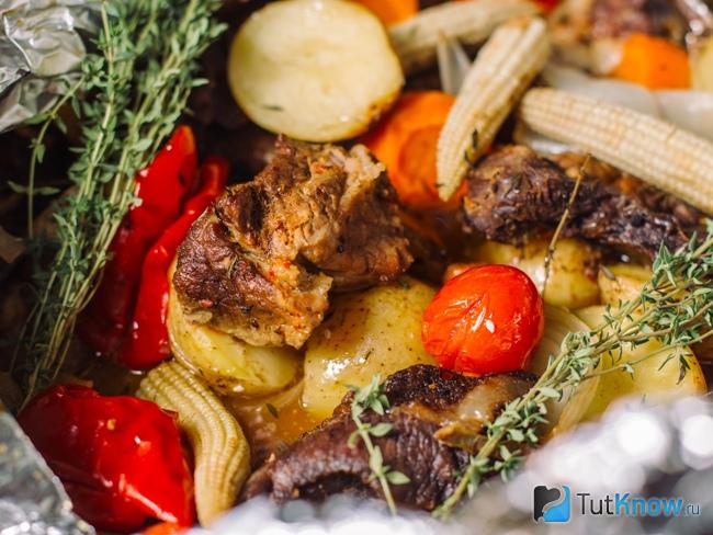 Маринованные помидоры, запеченная картошка и мясо
