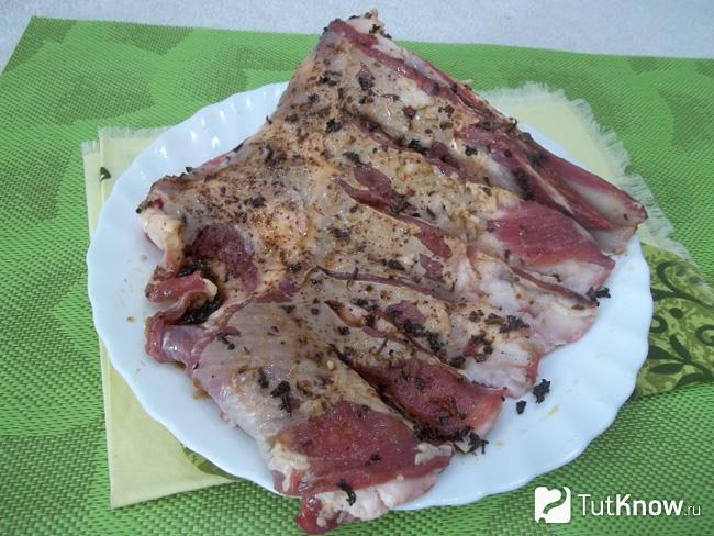 Ребрышки смазаны соусом